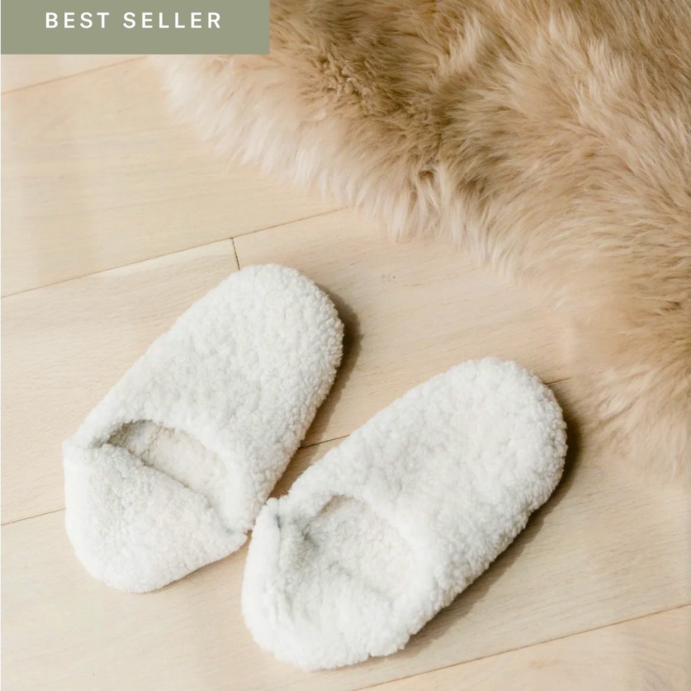 AWESOME AUTHENTIC SHEARLING HOUSE SLIPPERS W/CUSHIONED LEATHER SOLES Size M & L